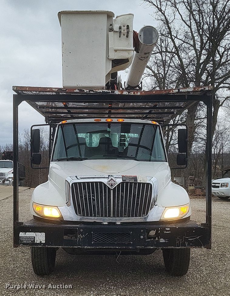image for item DS5224 2003 International 4300 bucket truck