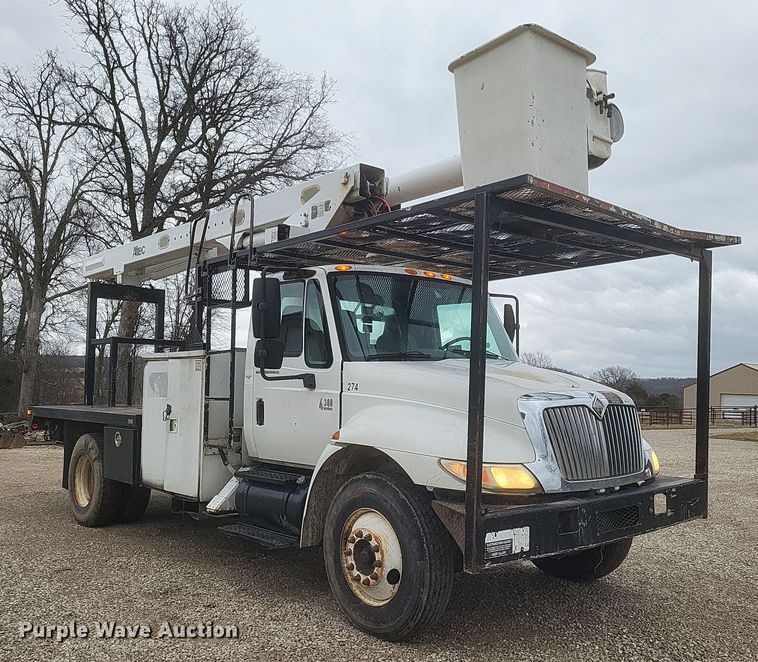 image for item DS5224 2003 International 4300 bucket truck