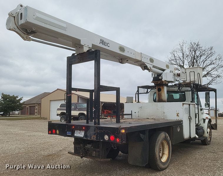 image for item DS5224 2003 International 4300 bucket truck