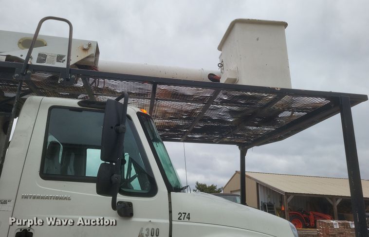 image for item DS5224 2003 International 4300 bucket truck