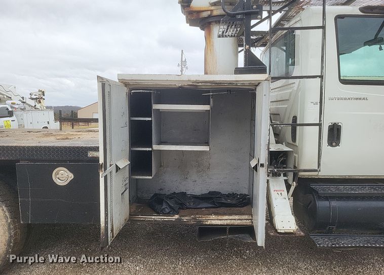 image for item DS5224 2003 International 4300 bucket truck