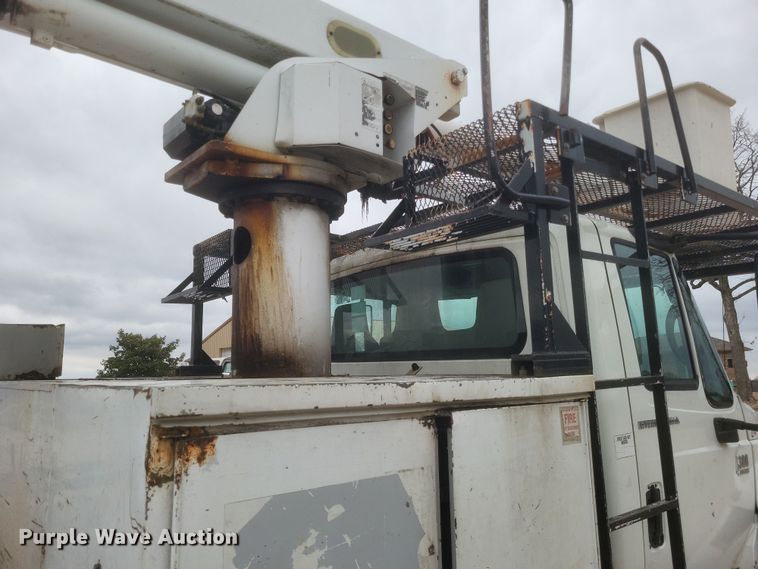image for item DS5224 2003 International 4300 bucket truck