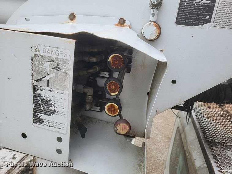 image for item DS5224 2003 International 4300 bucket truck