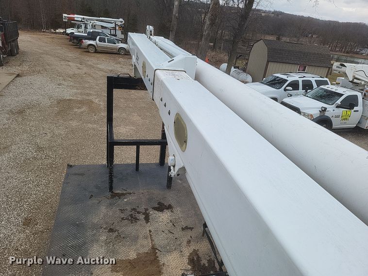 image for item DS5224 2003 International 4300 bucket truck