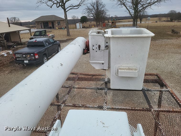 image for item DS5224 2003 International 4300 bucket truck