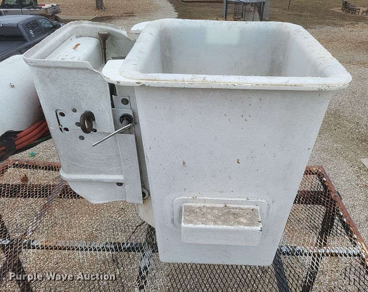 image for item DS5224 2003 International 4300 bucket truck