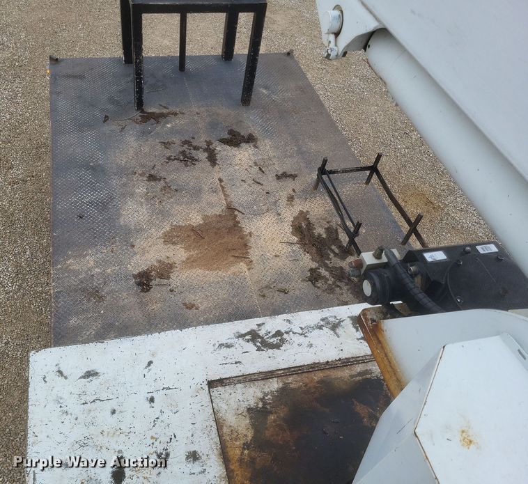 image for item DS5224 2003 International 4300 bucket truck