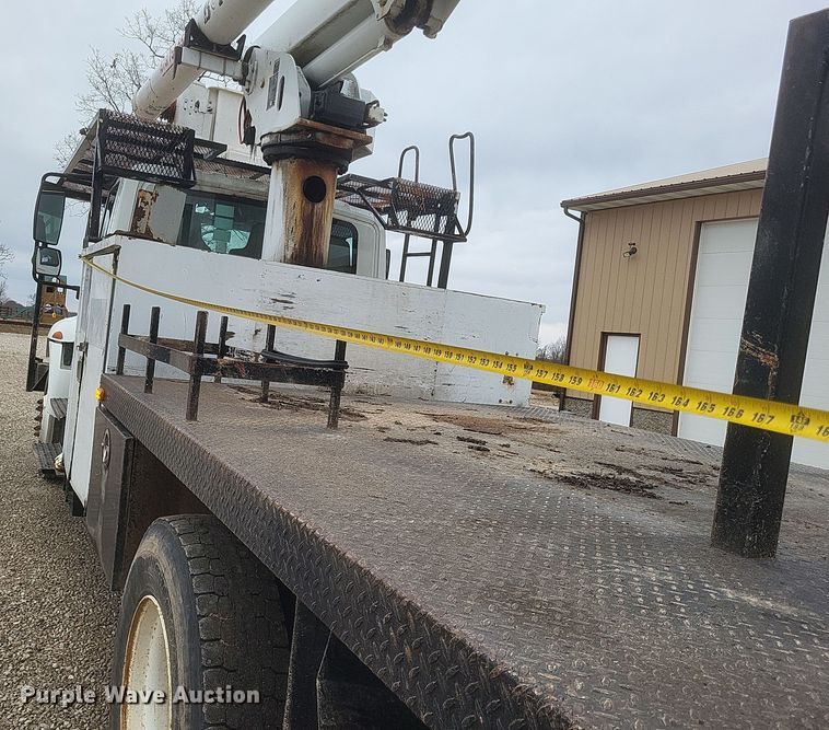 image for item DS5224 2003 International 4300 bucket truck