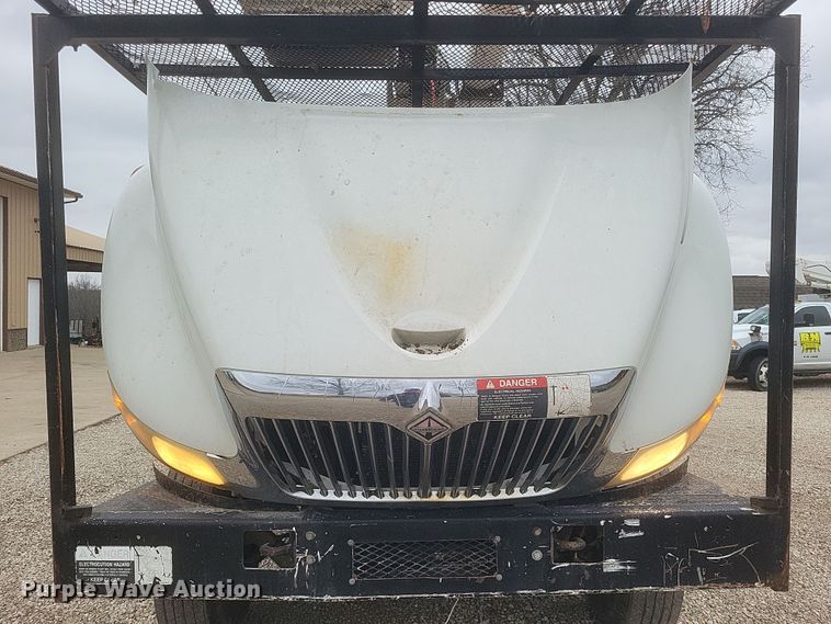 image for item DS5224 2003 International 4300 bucket truck