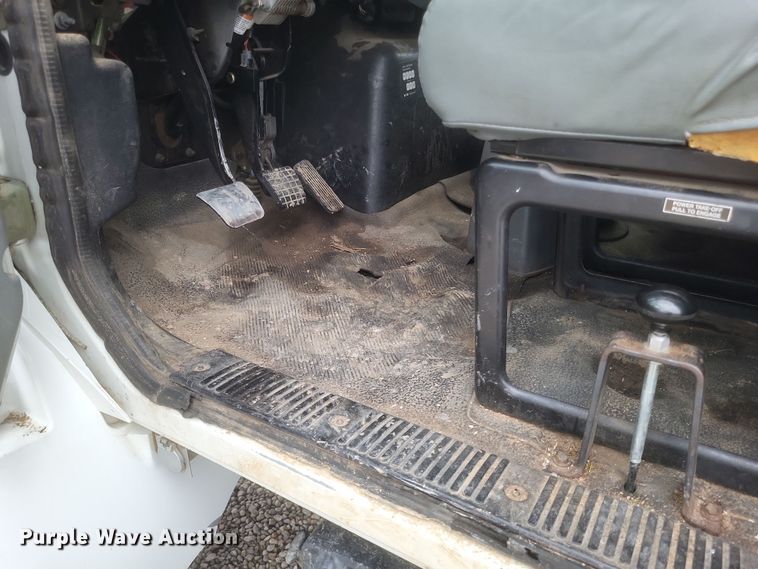 image for item DS5224 2003 International 4300 bucket truck