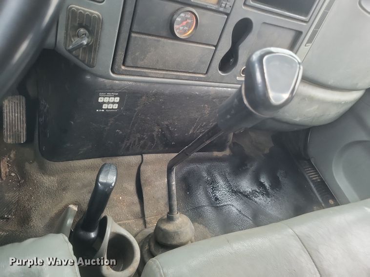 image for item DS5224 2003 International 4300 bucket truck