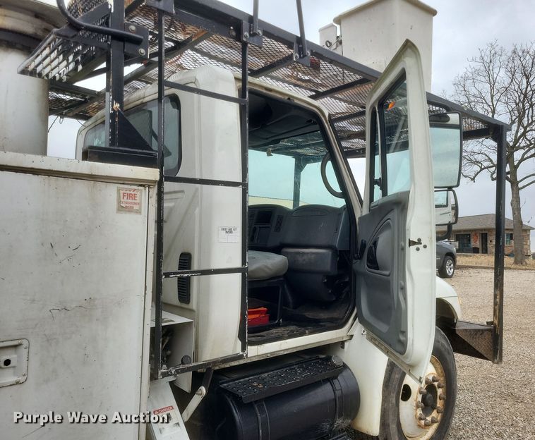 image for item DS5224 2003 International 4300 bucket truck