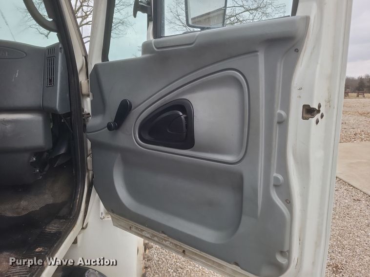 image for item DS5224 2003 International 4300 bucket truck