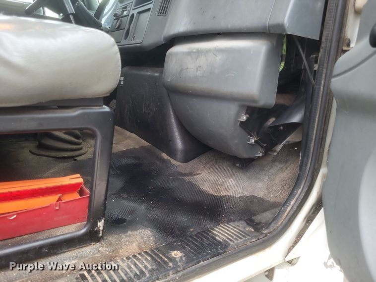 image for item DS5224 2003 International 4300 bucket truck