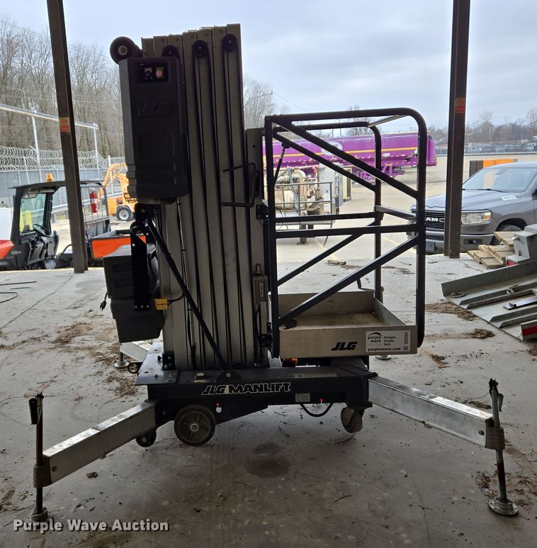 image for item DS5262 2012 JLG 30AM vertical lift