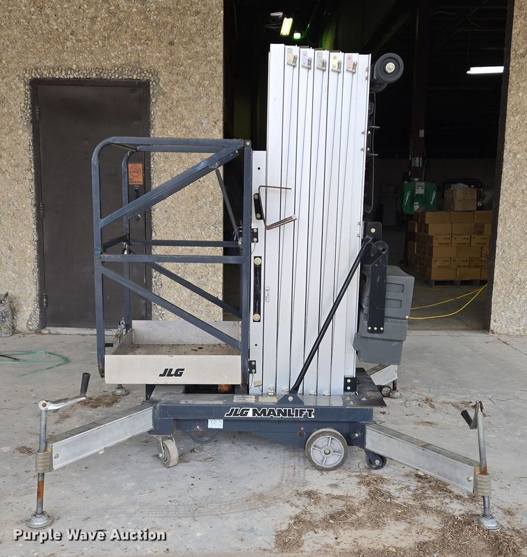 image for item DS5262 2012 JLG 30AM vertical lift