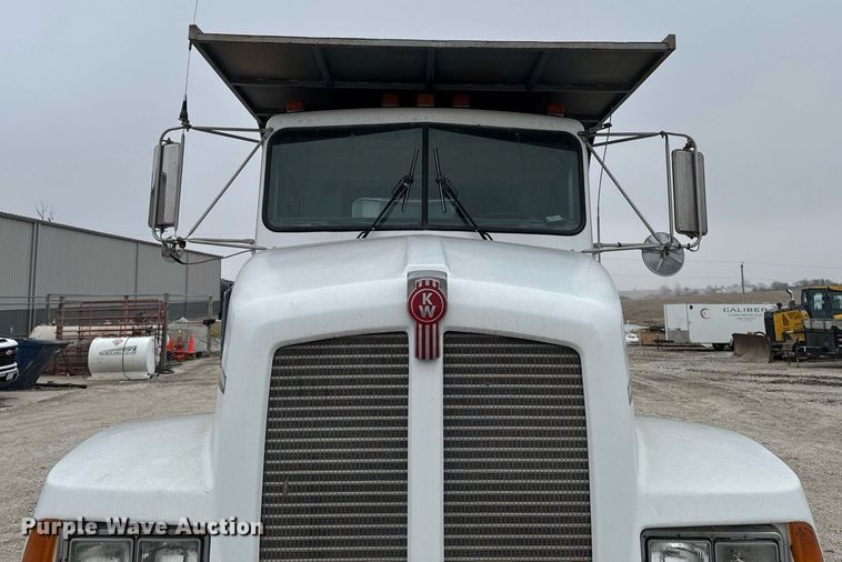 image for item DT0519 1989 Kenworth T400A truck cab and chassis with tree spade