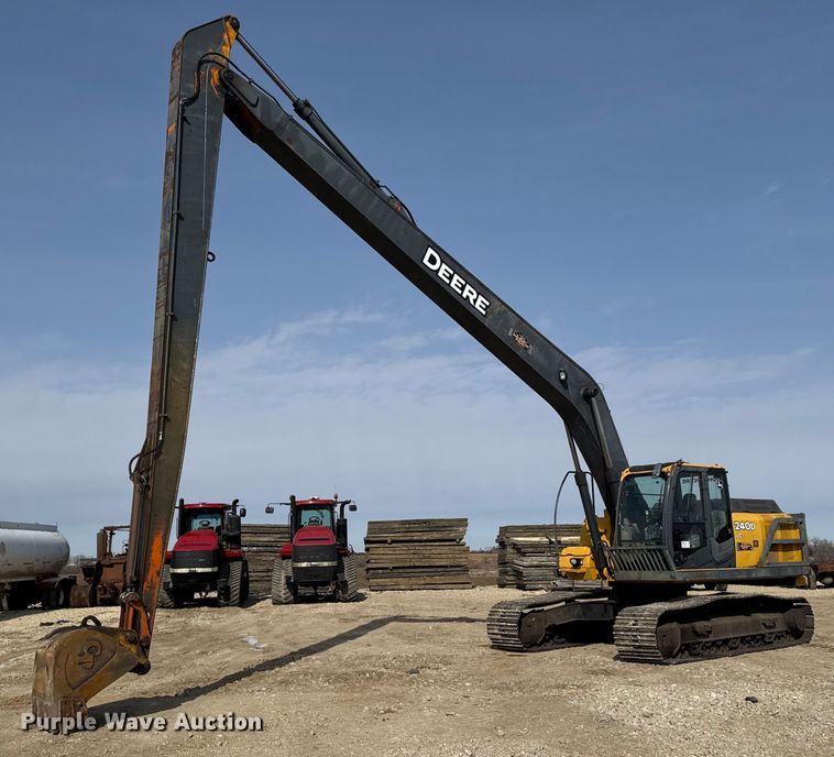 image for item DT0560 2007 John Deere 240D LC long reach excavator