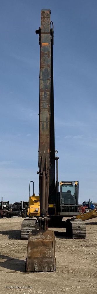 image for item DT0560 2007 John Deere 240D LC long reach excavator