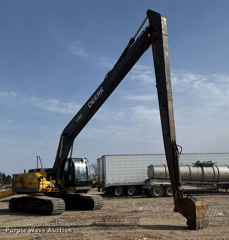 image for item DT0560 2007 John Deere 240D LC long reach excavator