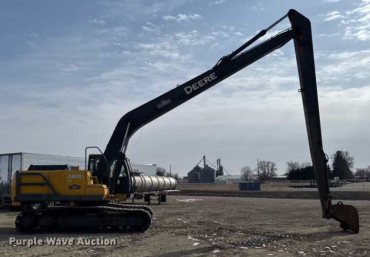 image for item DT0560 2007 John Deere 240D LC long reach excavator