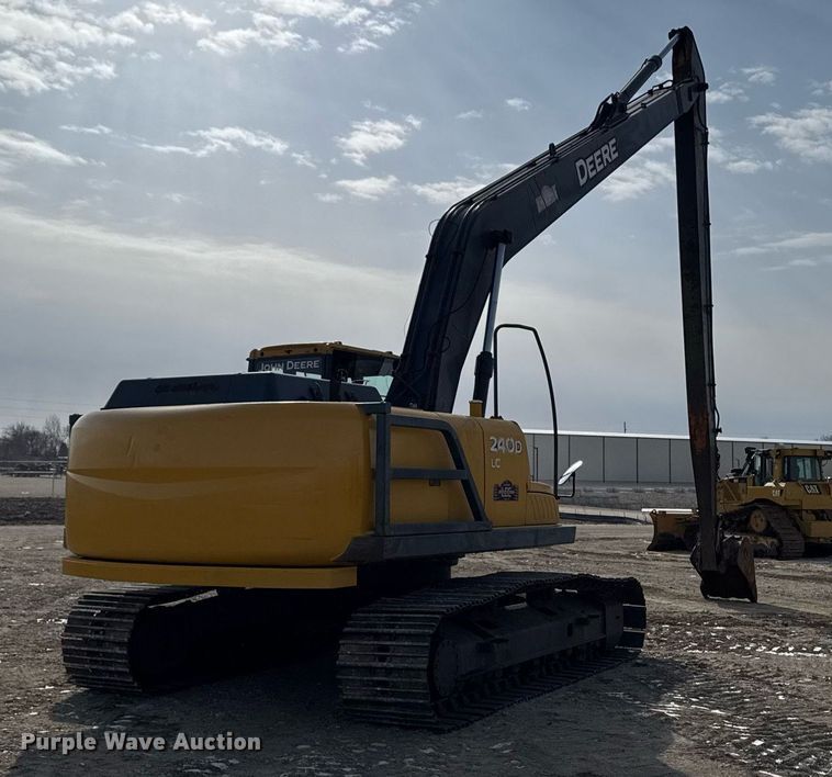 image for item DT0560 2007 John Deere 240D LC long reach excavator