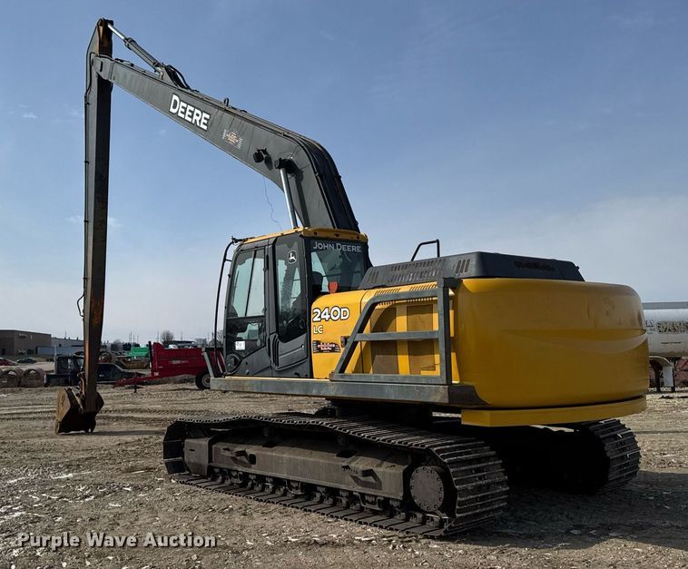 image for item DT0560 2007 John Deere 240D LC long reach excavator