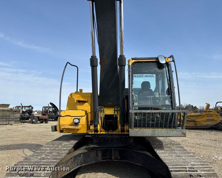 image for item DT0560 2007 John Deere 240D LC long reach excavator