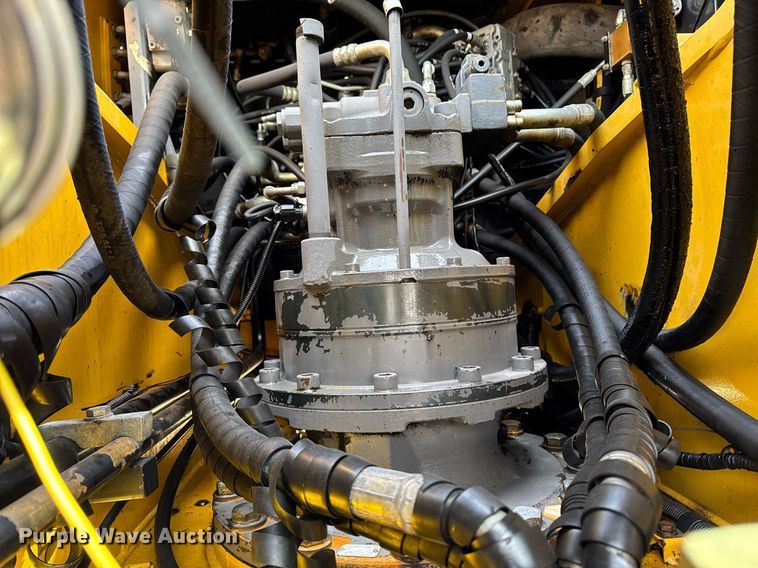 image for item DT0560 2007 John Deere 240D LC long reach excavator