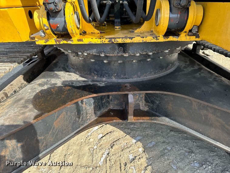 image for item DT0560 2007 John Deere 240D LC long reach excavator