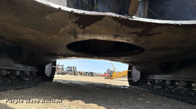 image for item DT0560 2007 John Deere 240D LC long reach excavator