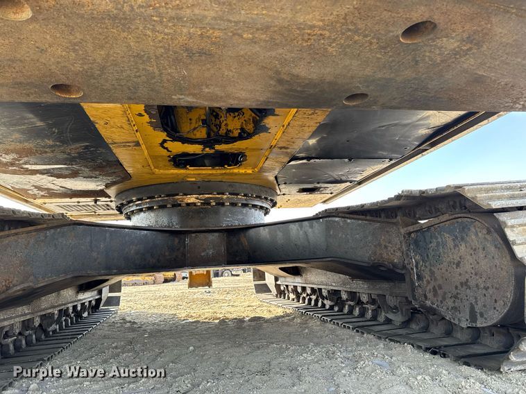 image for item DT0560 2007 John Deere 240D LC long reach excavator