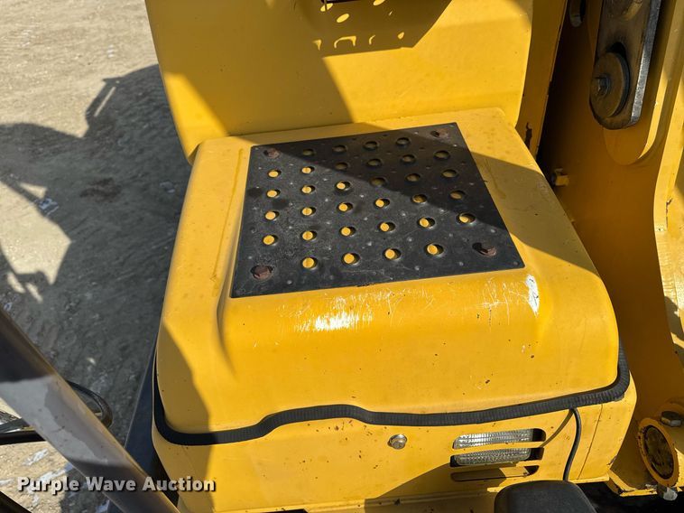 image for item DT0560 2007 John Deere 240D LC long reach excavator