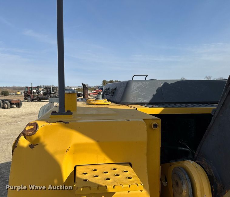 image for item DT0560 2007 John Deere 240D LC long reach excavator