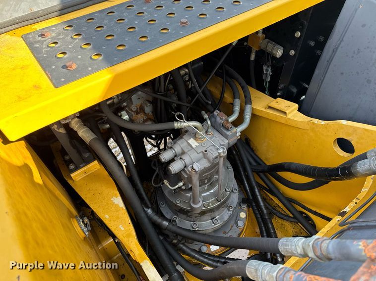 image for item DT0560 2007 John Deere 240D LC long reach excavator