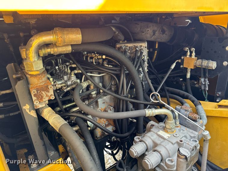 image for item DT0560 2007 John Deere 240D LC long reach excavator