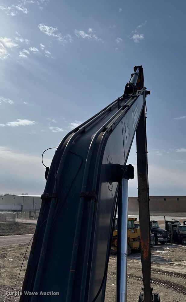 image for item DT0560 2007 John Deere 240D LC long reach excavator