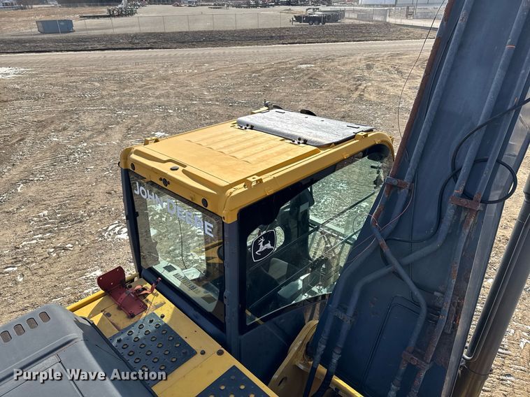 image for item DT0560 2007 John Deere 240D LC long reach excavator