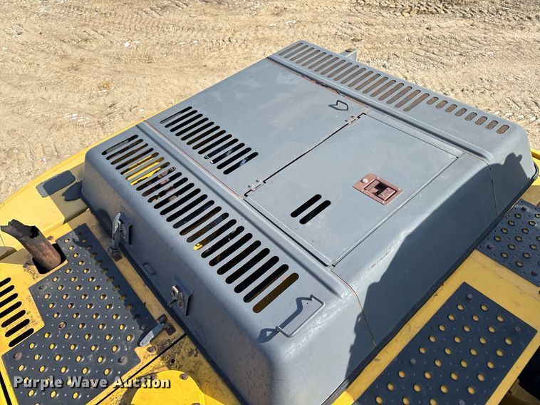 image for item DT0560 2007 John Deere 240D LC long reach excavator