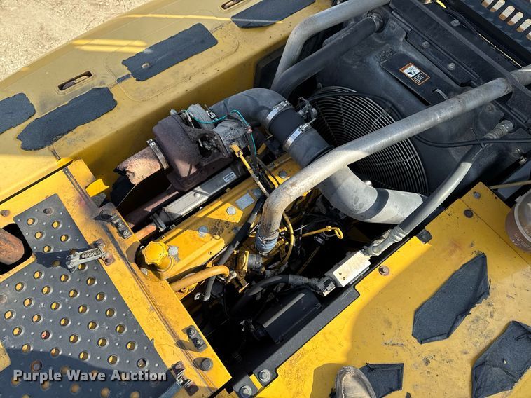 image for item DT0560 2007 John Deere 240D LC long reach excavator