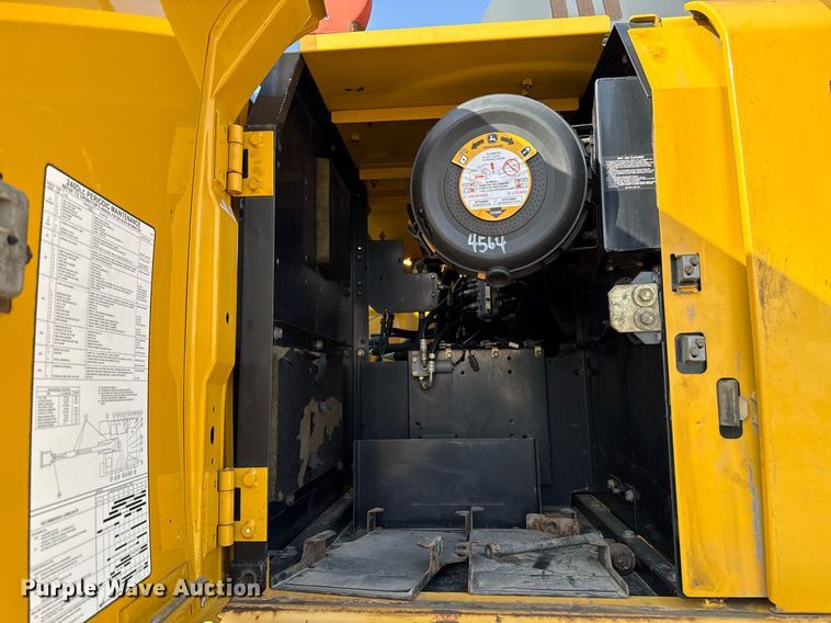 image for item DT0560 2007 John Deere 240D LC long reach excavator