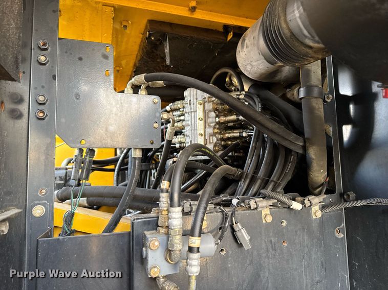 image for item DT0560 2007 John Deere 240D LC long reach excavator