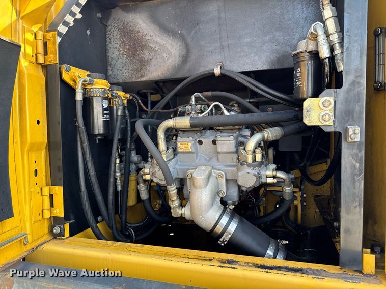 image for item DT0560 2007 John Deere 240D LC long reach excavator