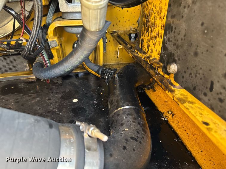 image for item DT0560 2007 John Deere 240D LC long reach excavator