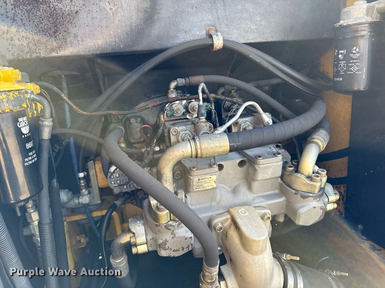 image for item DT0560 2007 John Deere 240D LC long reach excavator