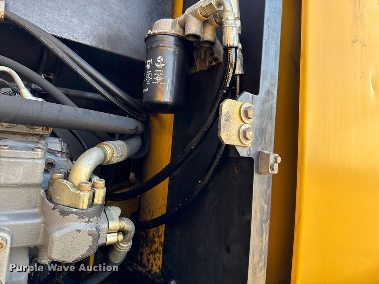 image for item DT0560 2007 John Deere 240D LC long reach excavator