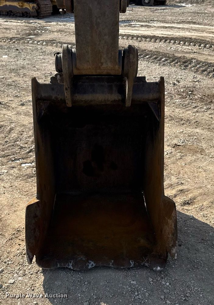 image for item DT0560 2007 John Deere 240D LC long reach excavator