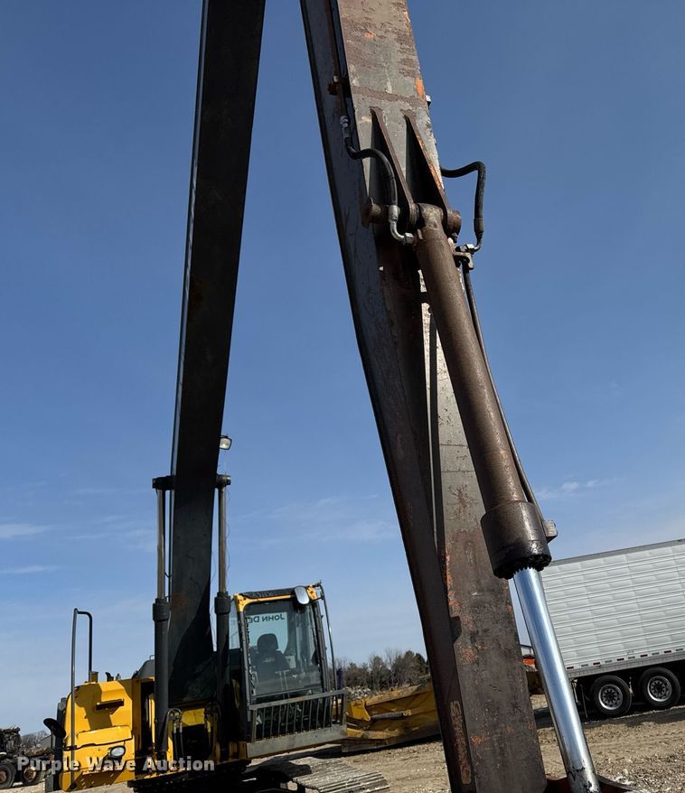 image for item DT0560 2007 John Deere 240D LC long reach excavator