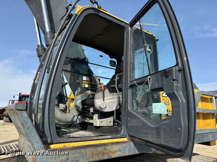 image for item DT0560 2007 John Deere 240D LC long reach excavator