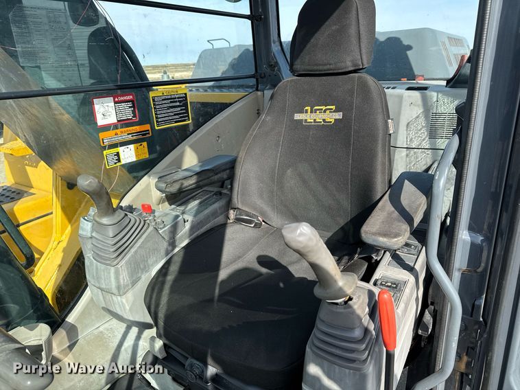 image for item DT0560 2007 John Deere 240D LC long reach excavator